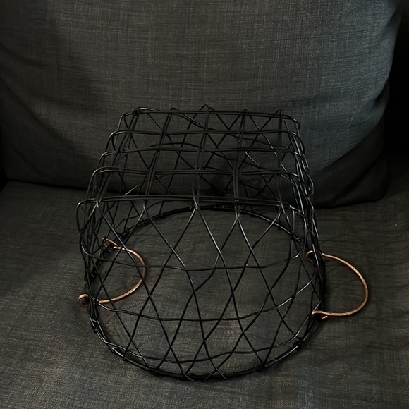 Black wicker basket with rose gold handles - Picture 3 of 4